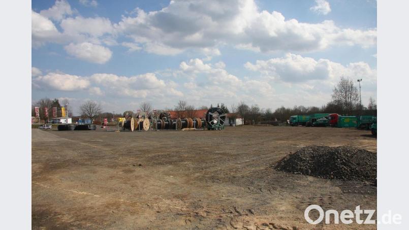 Aktuell liegt die Fläche an der Egerstraße nahe des Schulsportzentrums weitgehend brach und wird als Lagerplatz genutzt. Hier sollen eine Norma-Filiale und weitere Fachmärkte errichtet werden. Bild: wro