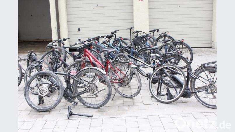 Die Grenzpolizei Waidhaus stellte zwölf in Erlangen gestohlene E-Bikes sicher. Bild: GPI Waidhaus/exb