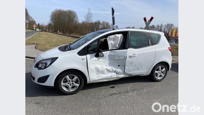 Der Motorradfahrer konnte nicht mehr bremsen und krachte frontal in die Fahrerseite des Opels einer Seniorin aus Hirschau. Bild: Polizeiinspektion Amberg