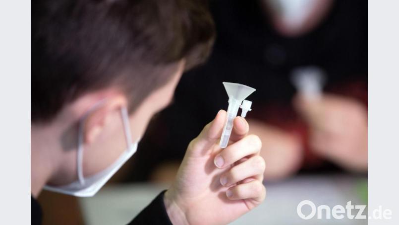 Ein Schüler in Nordrhein-Westfalen führt am Morgen vor Unterrichtsbeginn einen Corona-Schnelltest durch. Bild: Federico Gambarini/dpa