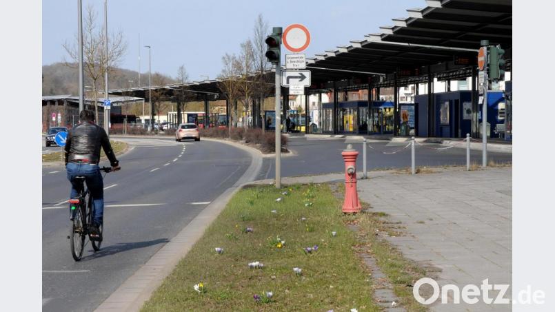 Derzeit ist das Radeln auf dem Altstadtring zwischen Nabburger Tor und Ziegeltor nur unter sehr gefährlichen Voraussetzungen möglich. Nun soll hier die rechte Fahrspur in einem Test abgetrennt und zur „Protected Bike Lane“ werden. Bild: Stephan Huber