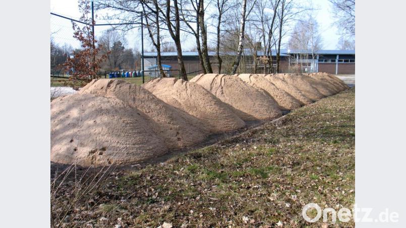 Eine kleine Dünenlandschaft außerhalb des Naturerlebnisbades auf der alten Asphaltstockbahn. Ab Montag darf Spielsand für private Zwecke kostenlos abgeholt werden. Bild: bkr