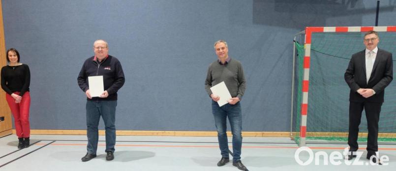 Bürgermeister Hans Prechtl (rechts ) zeichnete im Auftrag von Landrat Thomas Ebeling im Beisein von Geschäftsleiterin der VG Schwarzenfeld, Kathrin Schwarz (links), die Gemeinderäte Franz Jauernig und Thomas Rohrwild (Mitte von links) für ihr 18-jäjrigess verdienstvolles Wirken für die Gemeinde Stulln mit der Kommunalen Dankurkunde aus. Bild: ohr