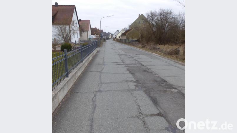 Die Röthenbachstraße in Weiherhammer weist schwere Schäden auf und bedarf dringend einer Sanierung. Für 2021 sind im Etat zumindest die Planungskosten angesetzt. Bild: bk