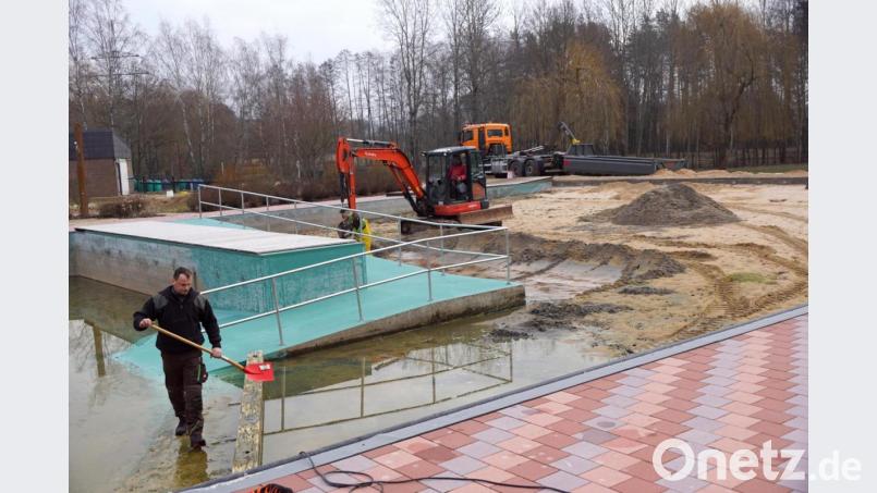 Im Naturerlebnisbad wird der Sandstrand ausgetauscht, damit sich Kinder dort unbeschwert vergnügen können. Die hoffen natürlich jetzt erst recht, dass ihnen Corona im Sommer keinen Strich durch die Rechnung macht. Bild: bkr