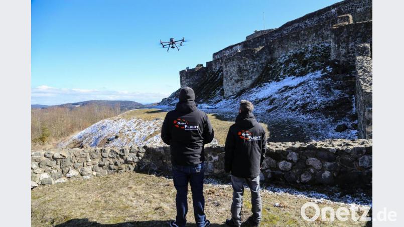 Tom Gradl und Anselm Dötterl beobachten die Flugbahnen der DJI. Bild: Roland Wellenhoefer