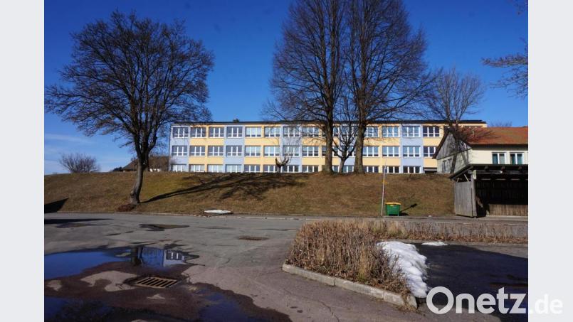 Auf dem der Grundschule vorgelagerten Hanggrundstück, in dem sich damals wie heute die Heizöltanks unterirdisch verbergen, sollte das Biomasse-Heizkraftwerk verwirklicht werden. Doch vor 25 Jahren scheiterte eine Initiative in Schönsee. Bild: eib