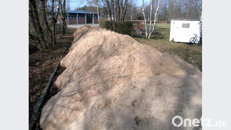 Eine kleine Dünenlandschaft außerhalb des Naturerlebnisbades auf der alten Asphaltstockbahn. Ab Montag darf Spielsand für private Zwecke kostenlos abgeholt werden. Bild: bkr