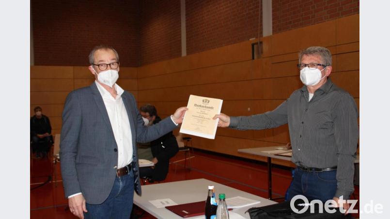 Bürgermeister Erwin Geitner (links) verabschiedet Georg Söldner aus dem Gemeinderat Rieden. Bild: sam