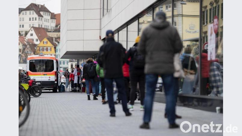 Schnelltests in der Tübinger Innenstadt. So ähnlich könnte es nach Ostern in Weiden aussehen. Das &quot;Tübinger Modell&quot;, das weitgehende Öffnungen ermöglicht, soll Schule machen. Bild: Tom Weller/dpa
