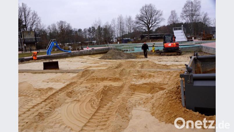 Im Naturerlebnisbad wird der Sandstrand ausgetauscht, damit sich Kinder dort unbeschwert vergnügen können. Die hoffen natürlich jetzt erst recht, dass ihnen Corona im Sommer keinen Strich durch die Rechnung macht. Bild: bkr