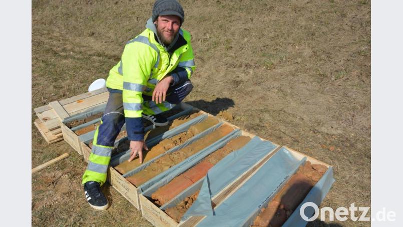 Polier Mario Pum zeigt die Bodenproben, die meterweise in Kisten verpackt und dann von Geologen analysiert werden. Bild: jr