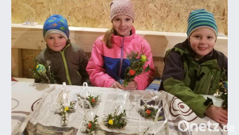 Die Kinder bastelten fleißig für die bevorstehenden Ostertage. Bild: Anette Pößl/exb