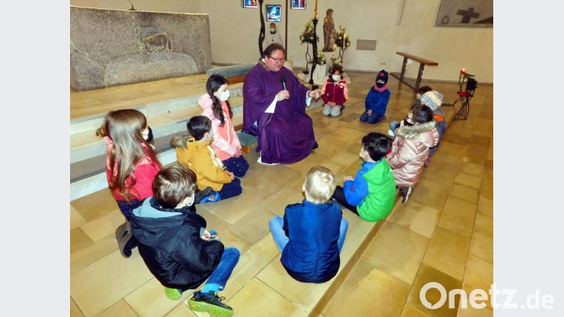 In den Gottesdiensten an den Fastensonntagen sprachen Pfarrer Sven Grillmeier und die Kinder jeweils über ein anderes Thema in Bezug auf die Fastenzeit. Dazu setzten sie sich auf die Altarstufen. Bild: hai