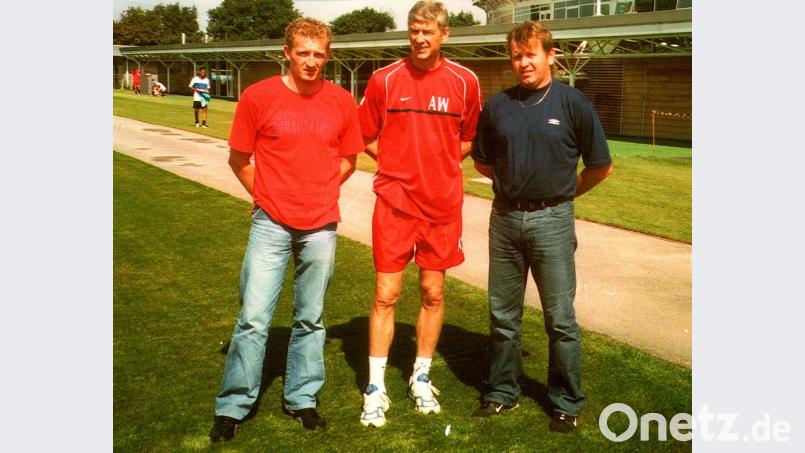 Zwischenstopp im Trainingszentrum von Arsenal London: Bei einer Tasse Kaffee plauderten Jürgen Hartmann (links), damals Kapitän der DJK Ammerthal, und DJK-Platzwart Reinhold Badura (rechts) mit Trainer Arsène Wenger. Anschließend gab es ein Erinnerungsfoto. Bild: Reinhold Badura