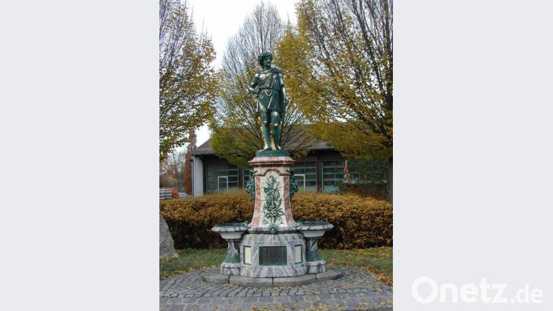 Der renovierte „Eiserne Jüngling“ im Hof der Straßenmeisterei
Eigentlich ist er zu schön, um zwischen Schneepflügen und Salzsilo sein Dasein zu fristen, ziert er doch in Italien und Frankreich manch prächtigen Marktplatz. Bild: hev