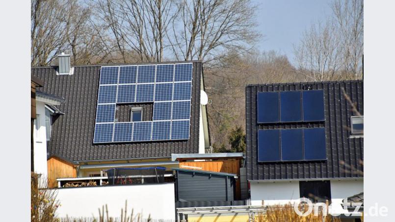 Ohne Nutzung der Hausdächer für Photovoltaik (links) und Solarthermie (rechts) wird die Energiewende in Sulzbach-Rosenberg nicht möglich sein. Bild: Andreas Royer