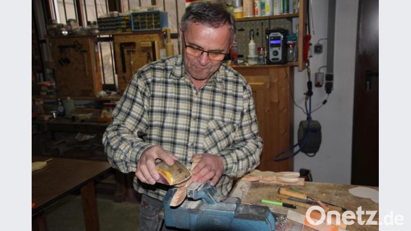 Hobby-Bastler Richard Kraus aus Heimhof ist nahezu täglich in seiner Werkstatt. Er liebt den Umgang mit Holz. Bild: kro