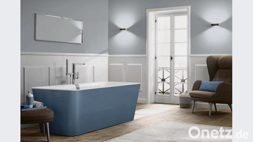 In bisher üblichen Badezimmer-Gestaltungen blieb oft nur der Badewannenrand oder die Toilette als Sitzgelegenheit. Das hat sich geändert, und Badausstatter wie Villeroy Boch sehen auch bequeme Sitzmöbel darin vor. Bild: Villeroy Boch/dpa