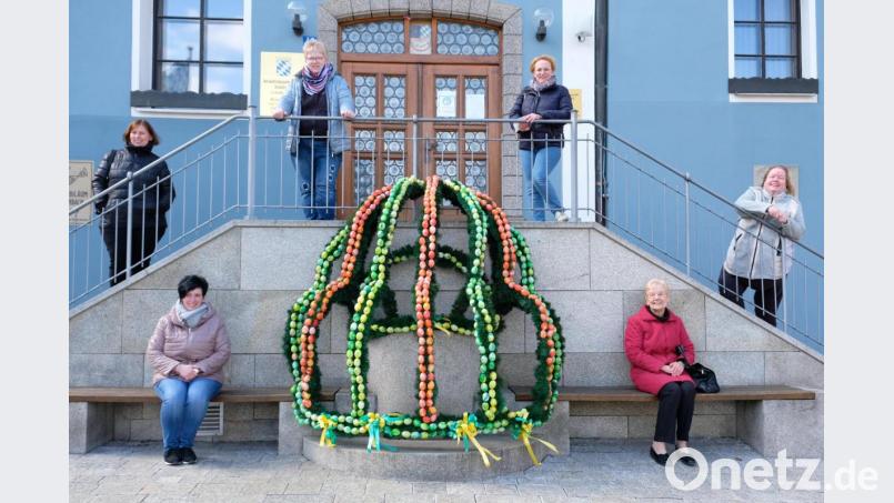 Initiatoren für die Osterkrone am Rathaus sind die Damen der Frauen-Union. In Coronazeiten heißt es beim alljährlichen Ergänzen des Osterschmucks und nach dem Aufstellen am kleinen Rathausbrunnen Abstand halten. Bild: do