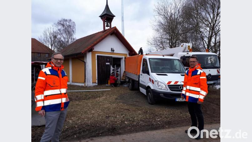 Bürgermeister Bernd Sommer (links) und Tobias Tippmann vorm Feuerwehrgerätehaus in Egerteich. Im Hintergrund der Mast, auf dem später die Sirene montiert wurde. Bild: pz