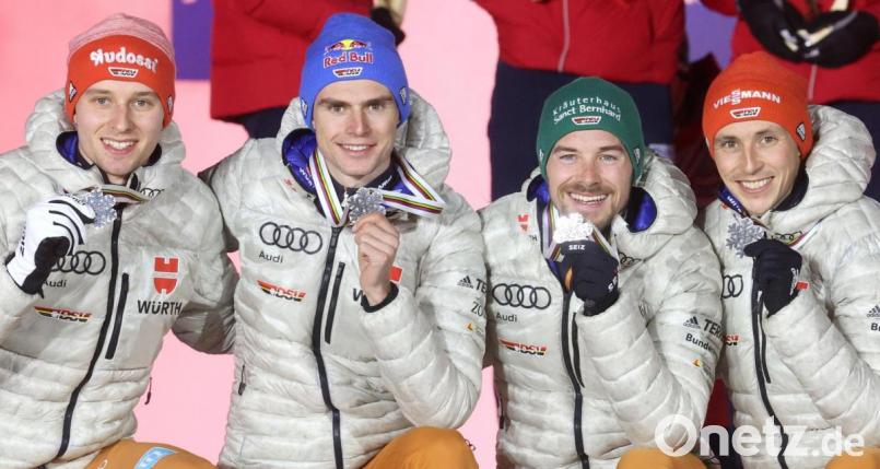Terence Weber (links) holte zusammen mit (ab Zweiter von links) , Vinzenz Geiger, Fabian Rießle und Eric Frenzel Silber in der Staffel der Nordischen Kombinierer. Wie Frenzel wohnt Weber in Flossenbürg. Bild: Karl-Josef Hildenbrand/dpa