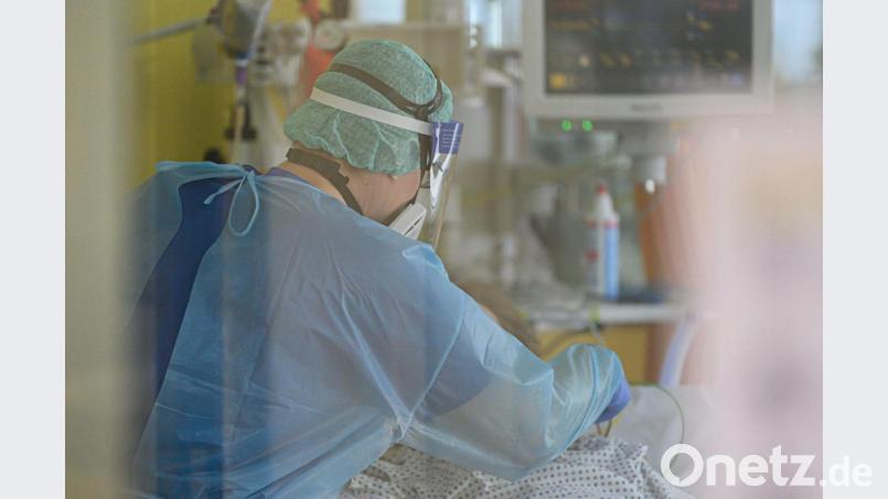 Intensivpfleger und andere Beschäftigte der Kliniken Nordoberpfalz haben mit der Coronabekämpfung seit einem Jahr alle Hände voll zu tun. Mittlerweile werden auch zahlreiche Operationen nachgeholt, die wegen der Pandemie 2020 verschoben wurden. Symbolbild: Robert Michael/dpa