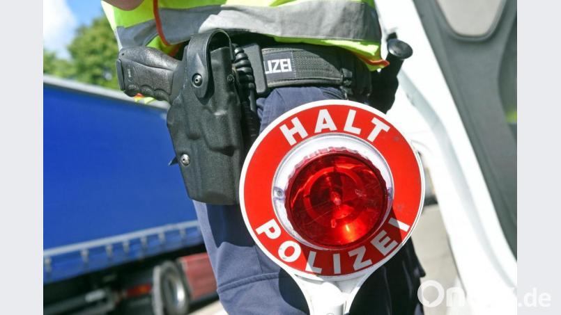 In der Nacht auf Freitag haben sich einige Amberger nicht an die Ausgangssperre gehalten. Die Polizeibeamten stoppten sie. Symbolbild: Uli Deck/dpa