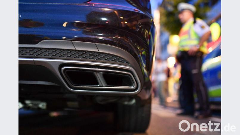 Polizeibeamte kontrollieren sogenannte Autoposer. Foto: Uwe Anspach/dpa/Archivbild Bild: Uwe Anspach