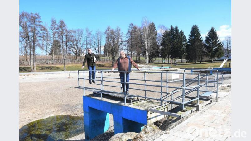 Bürgermeister Andreas Wutzlhofer hüpft schon mal vor lauter Vorfreude, Außendienstleiter Karl Frey (rechts) bleibt wie immer lieber gelassen. Das Naturbad in Vohenstrauß soll heuer wieder geöffnet werden - die fraktionsübergreifenden Vorbereitungen für eine Hygienekonzept starten in der kommenden Woche. Bild: Gabi Schönberger
