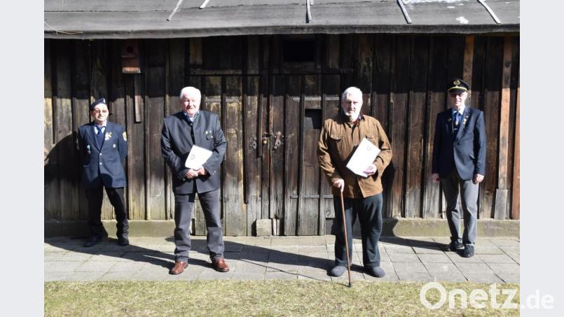 Für ihr langes Engagement zeichnen der stellvertretende BSB-Kreisvorsitzende Josef Lang (links) und &quot;7er&quot;-Vorsitzender Peter Ertl (rechts) Hans Kohl und Franz Schneider (Zweiter und Dritter von links) aus. Bild: hcz