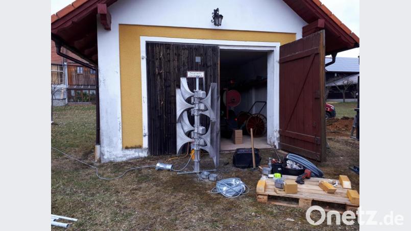 Die Konstruktion mit den Sirenen bereiteten Mitarbeiter einer Fachfirma für die Montage auf dem Mast vor. Bild: pz