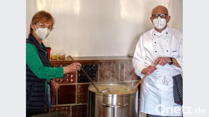 Koch Gerald Schraml zauberte die leckere Kartoffelsuppe. Mit auf dem Bild Beiköchin Gabriele Meierhöfer. Bild: njn