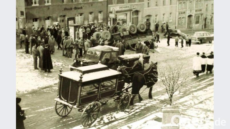 Der Eschenbacher Leichenwagen aus Regensburg verrichtete bis in die 1960er Jahre, von zwei Pferden gezogen, seinen Dienst in der Rußweiherstadt. Repro: hev