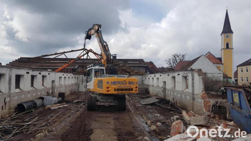Mit dem Abbruch des großen Rinderstalls und der Berghalle nimmt das Großprojekt „Weitere Nutzung des Boderanwesens“ Fahrt auf. Bild: gi
