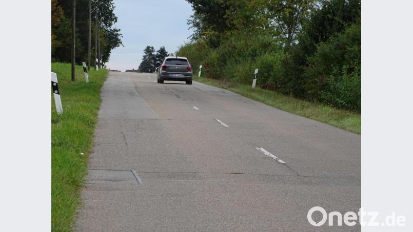 Die rund einen Kilometer lange Verbindungsstraße von Knölling nach Wolfring muss erneuert werden. 575 000 Euro stehen dafür im
Haushaltsplanentwurf. In der Gemeinderatssitzung wurde deutlich, dass momentan Ausschreibungen laufen. Baubeginn soll im Juli sein. Bild: Houschka