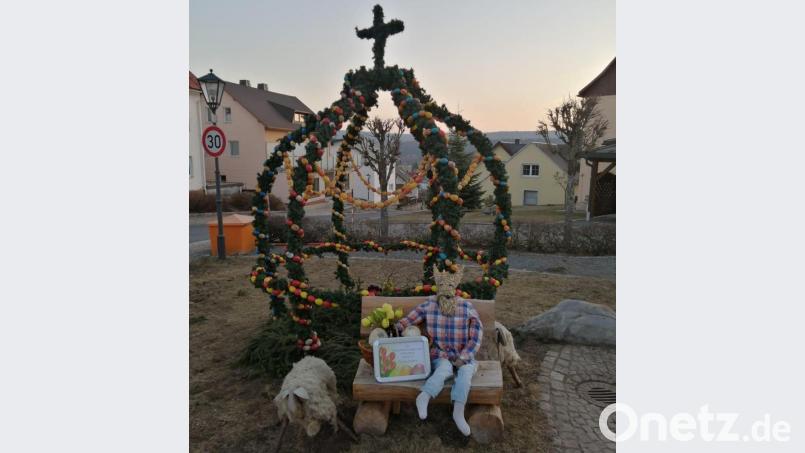 Den Osterbrunnen in Fichtelberg hat die Ortsentwicklungsgruppe gestaltet. Bild: gis