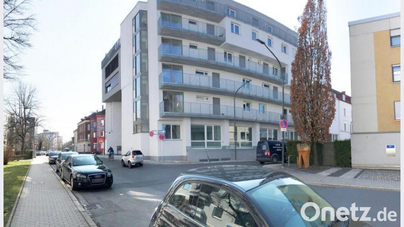 Rund 45 Mitarbeiter der Arbeitsagentur ziehen in zwei bis drei Monaten ins Erdgeschoss dieses Hauses an der Ecke Keckstraße/Hochstraße. Damit wird am Stammsitz in der Weigelstraße Platz frei für Beschäftigte des Sozialamts, die aus dem Rathaus ausgelagert werden. Bild: Gabi Schönberger