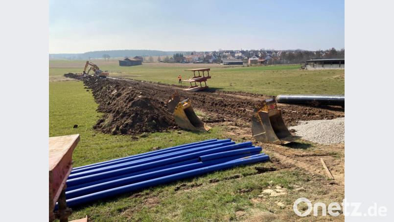 Zwei große Bagger der Firma Markgraf richten derzeit das Baufeld her, damit anschließend die Hauptwasserleitung verlegt werden kann. Bild: Stefanie Gradl