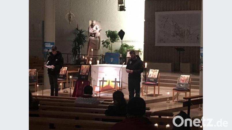 Meditatives Orgelspiel und Kerzenlicht begleitet den besonderen Jugendkreuzweg. Bild: Thomas Kreinhöfner/exb