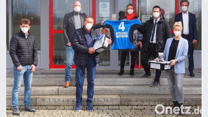 Über die neuen Lernroboter freuen sich (von links) Michael Sperber (Wirtschaftsjunioren), Alexander Köstler (Schulleiter), Eduard Haider (Haider Bioswing), Gabi Schmidt (Fachoberlehrerin), Wolfgang Söllner (Bürgermeister), Sissy Zeltner (Lehrerin) und Rudi Kunz (Schulamtsdirektor). Bild: soj