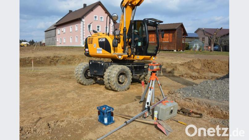 Derzeit laufen die Erdarbeiten für den Neubau des Feuerwehrgerätehauses, danach folgen Fundamente, Abwasserleitungen und die Bodenplatte. Noch heuer soll der Rohbau erstellt werden. Die Feuerwehr will rund 3500 Stunden an Eigenleistung einbringen. Bild: jr
