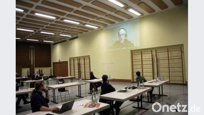 Live zugeschaltet, um über Details des Bebauungsplans &quot;Fachmärkte am Festplatz&quot; zu informieren, war Diplom-Ingenieur Bernhard Bartsch aus Sinzing bei Regensburg. Bild: wro