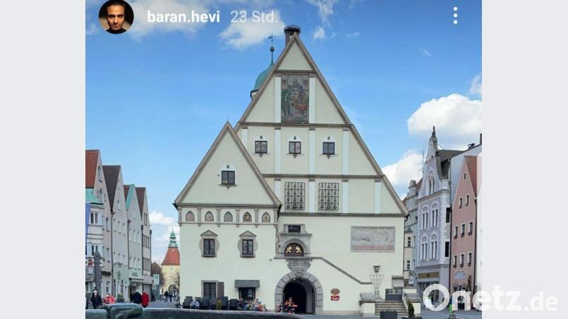 Wer erkennt es? ZDF-Schauspieler Baran Hêvî postete dieses Foto des Alten Rathauses in Weiden in seiner Instagram-Story und forderte seine Fans zum Raten auf - vergeblich. Screenshot: Instagram-Story Baran Hêvî