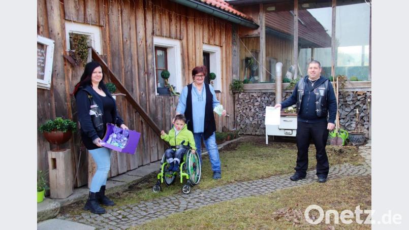 Nadine Bauer (von links mit viel Süßigkeiten), Pflegemutter Christine Stich und Mario Schneider bei der Spendenübergabe an den sechsjährigen Tim in Frankenreuth. Bild: jma