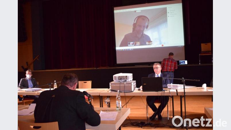 Thomas Arnold (auf dem Bildschirm) stellte sich den Fragen aus dem Gremium. Bürgermeister Franz Stahl (Mitte) moderierte. Bild: szl