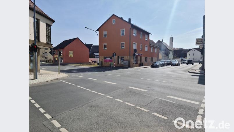 Die Abbiegespuren der Deyerling-Kreuzung wurden versetzt. Größere Fahrzeuge hatten dort oft Probleme, in die andere Straße einzufädeln. Bild: sne