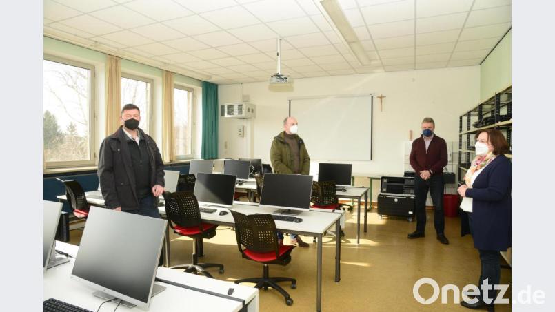 Die IT-Ausstattung in den Zottbachtalschulen ist mit 24-Zollmonitoren und 18 Mini-PCs sowie zwei Laptops wieder auf dem neuesten Stand der Technik. Darüber freuen sich Bürgermeister Rainer Rewitzer, Geschäftsleiter Günter Gschwindler, Förderlehrer Hans Messer und Konrektorin Christa Walbrunn (von links). Bild: bey