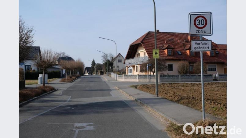 Fast ein Drittel der Autofahrer hält sich in der Gossenstraße zu Beginn des Siedlungsgebietes nicht an die Tempo-30-Regelung. Bild: do