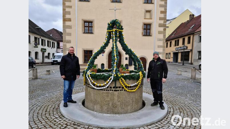 Auch wenn Ostern wegen der neuen Bestimmungen wenig Gelegenheit zur Freude bieten wird, so soll der bunt geschmückte Osterbrunnen zumindest für ein wenig Licht im Dunkeln sorgen. Die SPD um Ortsvorsitzenden Timo Schön (links) und der Bauhof um Leiter Alex Waschkewitz haben sich deshalb beim Aufbau alle Mühe gegeben. Bild: sne